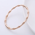 Dettaglio del bracciale rigido in acciaio inossidabile oro rosa con design a bambù - Oro rosa