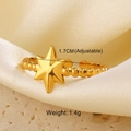 Makroaufnahme eines verstellbaren Goldrings mit Sternmuster auf Seide mit Maßen - Goldener Sternring / Einstellbar Offen