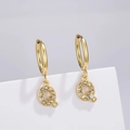 Macro detail of golden Q letter earring with pavé white cubic zirconia inlay - Letter Q (Style: 0229)