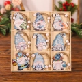 9-teiliges Set handbemalte Weihnachtsgnome-Holzanhänger in einer Naturholz-Box - Blauer Gitter-Holzanhänger (Q-J92)