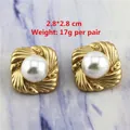Détail de boucles d'oreilles baroque dorées avec perles blanches, 2,8x2,8cm, 17g - 0350/Clous de perles carrés arrondis à texture de coquille dorés