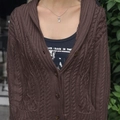 Cardigan da donna marrone con bottoni, motivo a trecce classiche e scollo a V - S / Marrone