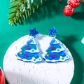 Orecchini a forma di albero di Natale con glitter blu su base bianca e sfondo festivo - Albero di Natale Glitterato Blu (ER24Y0548-1)