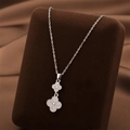 Collier double trèfle argenté avec pavé de cristaux brillants sur présentoir en velours - 9023-argent