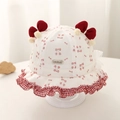 Dettaglio di cappello neonato con stampa ciliegie, fiocchi e bordo a balze a quadretti - 48cm (5-20 mesi) / Rosso