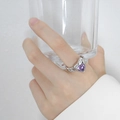 Anello a cuore argentato con zircone viola e fascia a maglie su modella - Taglia US 7 (Aperto Regolabile) / Acciaio al titanio con zirconia viola / Base argento con gemma viola
