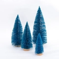 Set mit vier blauen Glitzer-Weihnachtsbäumen mit Holzsockel in verschiedenen Größen - 10cm / Blau