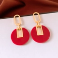 Detalle de pendientes redondos de resina roja con marcos geométricos chapados en oro de 18K - Chapado en Oro 18K Color Rojo Oro (Pin de Plata)