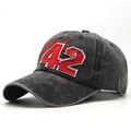 Detailansicht der Vintage-Basecap aus Baumwolle mit roter 42-Stickerei und Used-Look - Schwarz / 56-60cm