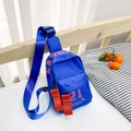 Sac de poitrine bleu pour enfants avec lettres roses imprimées sur un lit blanc doux - Petit / Bleu