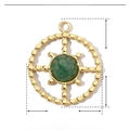 Macro-opname van gouden roestvrijstalen hanger met groene natuursteen en afmetingen - YE446-1 Rond Goud Groene Steen