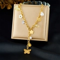 Dettagli di una collana dorata con pendenti a farfalla, fiori, perle e gemme preziose - Stile Farfalla Fiore Perla (N3779)