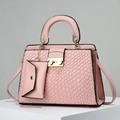 Borsa rosa con trama intrecciata con pochette coordinata e chiusura in metallo oro - 27cmx12cmx20cm / Rosa