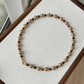 Collier en oeil de tigre avec perles dorées et fermoir métallique sur plateau textile - 8# Collier de Perles Champagne 10mm
