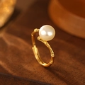 Bague dorée en forme de bambou avec grande perle blanche au design minimaliste - Ouvert Réglable / Or