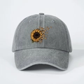 Détail de l'imprimé tournesol et papillons sur casquette de baseball en jean gris - Taille Unique (Réglable) / Gris