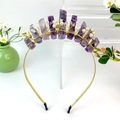 Dettaglio del cerchietto fatto a mano con cristalli viola, perle e strass su filo dorato - Base Oro / Ametista / Ametista Strass Oro