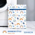 Primer plano de bolsa de lavandería de malla fina 30x40cm con estampado de arco iris - 30x40cm / Arcoíris Pequeño