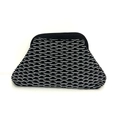 Pochette a nuvola in maglia con strisce ondulate bianche e nere e trama intrecciata - Borsa a mano in maglia / Modello a squame di pesce bianco e nero