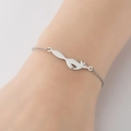 Elegante pulsera de plata para mujer con un diseño minimalista de dije de zorro - Color Acero
