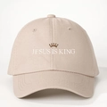 Khaki Baseballkappe mit Jesus Is King Stickerei und Kronensymbol für den Sonnenschutz - Einheitsgröße / Hellbeige