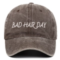Détail de la broderie BAD HAIR DAY sur une casquette de baseball marron délavé vintage - Taille unique / Café