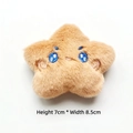 Détail d'une étoile en peluche aux yeux brodés bleus, taille 7cm de haut sur 8,5cm de large - Original (Ouverture arrière) / Étoile Kaki