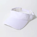 Vue rapprochée détaillée d'une visière en denim blanc vieilli avec bords déchirés - Blanc Trou Délavé