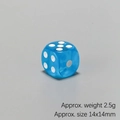 Gros plan d'un dé bleu translucide de 14mm avec détails de poids de 2,5g pour jeux - Bleu Lac