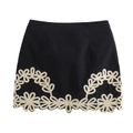 Détail d'une mini-jupe noire avec broderie blanche complexe sur l'ourlet du bas - S / Mini-jupe Noire Imprimée