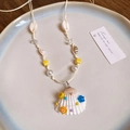 Nahaufnahme einer Bohème-Muschelkette mit bunten Perlen und natürlichen Kaurimuscheln - 4# Muschelblumen-Stil / Weiß-Gelb
