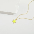 Squisita collana dorata con ciondolo a stella marina giallo neon su pietra bianca - Giallo