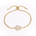 Detail eines verstellbaren vergoldeten Armbands mit Blumenanhänger und Zirkonia-Steinen - Fünfblättriges Blumen-Stil (Gold 2)