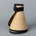 Détail du chapeau de soleil en raphia avec sangle noire réglable et boucle en métal - Style Ruban Ajustable Simple