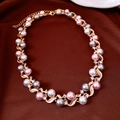 Dettaglio della collana vintage francese con perle rosa e bianche e cristalli su metallo - Collana di Perle Rosa e Grigie con Foglia d'Oro (HN11210)