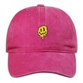 Détail de la casquette magenta en coton délavé avec une broderie de smiley jaune fondu - Rose rouge