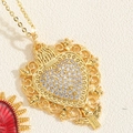 Dettaglio del ciondolo a cuore dorato con pavé di zirconi e rilievo a forma di angelo - Cuore Cavo del Palazzo-Stile Rilievo Angelo