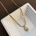 Collana a catena a serpente dorata con ciondolo a goccia in madreperla bianca - Oro