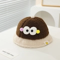 Dettaglio di cappello pescatore peluche per neonati con grandi occhi e pon pon colorati - caffè / 48-50cm (8 mesi - 2 anni)