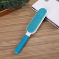 Blauw-witte handmatige pluizenborstel op houten tafel voor kleding en meubels - Dubbelzijdige Statische Borstel / Blauw