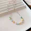 Primer plano de piedras naturales coloridas y cuentas de plata en una pulsera chic - Collar Irregular Multicolor