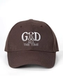 Dettaglio del ricamo bianco God Is Good su un cappellino da baseball marrone scuro - Regolabile / caffè