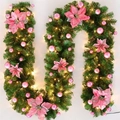Guirnalda navideña clásica de agujas de pino verde con flores rosas, bolas y luces LED cálidas - 1.8m / Ratán Rosa (con luces)