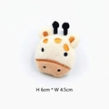 Détail de l'accessoire peluche girafe mesurant 6 cm de haut et 4,5 cm de large - Cerf - Écusson
