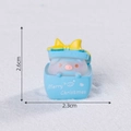 Miniatur-Schwein in blauer Merry Christmas Geschenkbox für DIY Feiertagsdekoration - Überraschung Geschenkbox