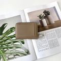 Minimalist accordion card holder in beige litchi grain leather with top zipper closure - Khaki