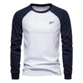 Detail van contrast raglanmouwen en geborduurd logo op het T-shirt met lange mouwen - S / Wit