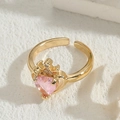 Anillo ajustable de lujo en oro con piedra de corazón rosa y detalles de corona - Corona Corazón Circón Rosa / Dorado