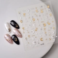 Detalle de pegatinas de uñas 5D en relieve dorado con motivos de estrellas y lunas - Estrellas y Luna Estampadas en Oro (CO-169)