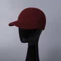 Detalle de la textura de la gorra de punto granate sobre una cabeza de maniquí negra - M (56-58cm) / Burdeos